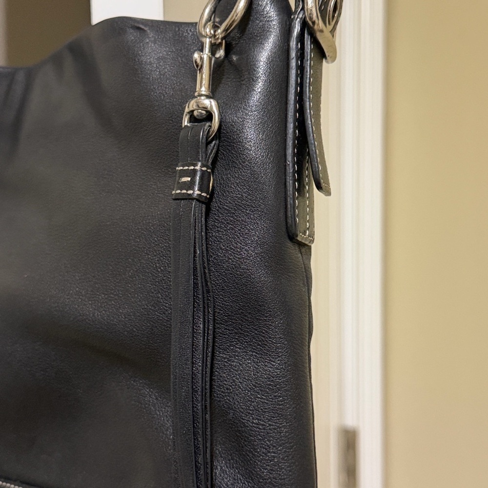 Vintage Coach Legacy 1415 Slim Duffle shoulder Bag in black with white stitching - Picture 13 of 16